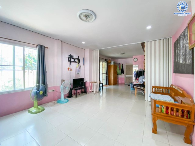 ทาวน์เฮ้าส์มือสองย่านนนทบุรี ม. นวรัตน์ บางกรวย-ไทรน้อย หลังมุม! เนื้อที่ 36.6 ตร.ว. ฟังก์ชัน 2 ห้องนอน 2 ห้องน้ำ บ้านสวยพร้อมอยู่ เป็นส่วนตัว พร้อมต่อเติมหลังคาหน้าบ้าน บนทำเลดี เชื่อมต่อถ.กาญจนาภิเษก ใกล้รถไฟฟ้าสายสีม่วง "สถานีตลาดบางใหญ่" และทางด่วน "กาญจนาภิเษก"